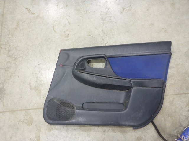 Обшивка двери передней правой