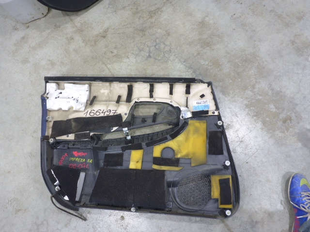 Обшивка двери передней правой