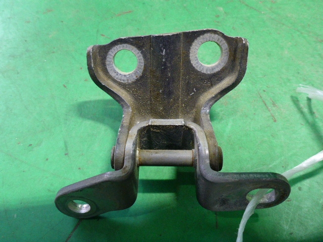 Петля двери задней правой верхняя