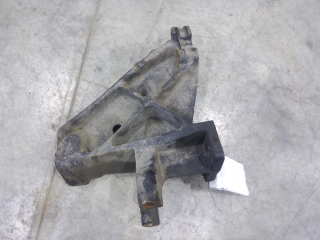 Кронштейн переднего бампера левый