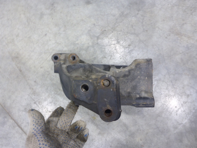 Кронштейн переднего бампера левый