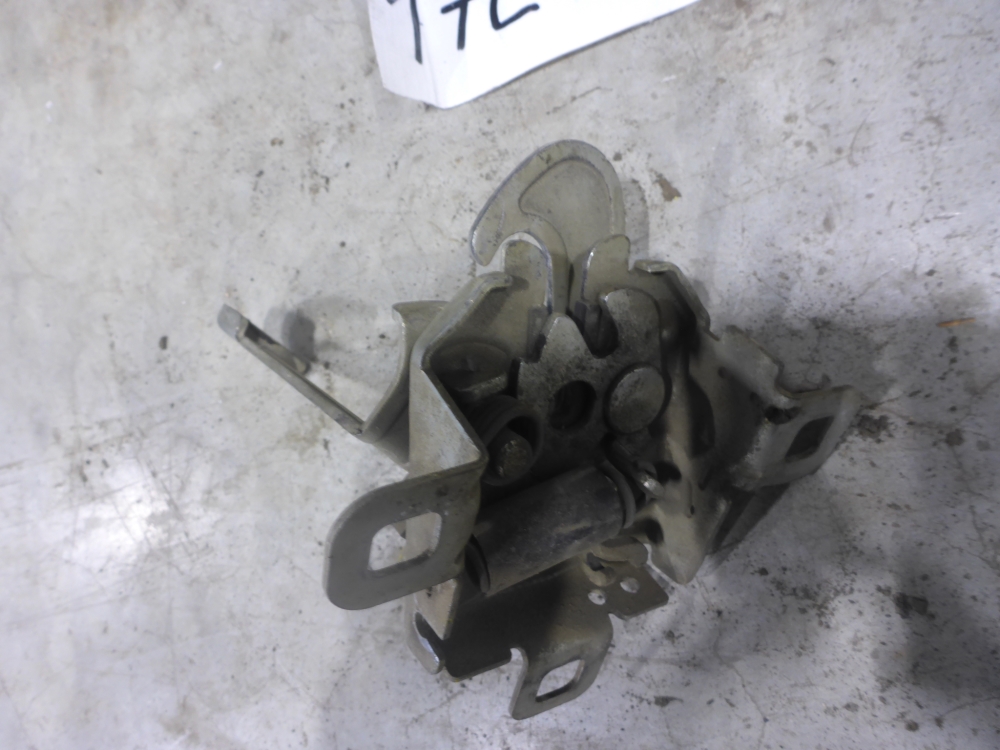 Замок капота