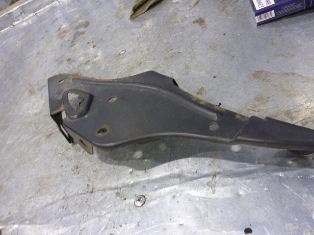 Кронштейн солнцезащитного козырька