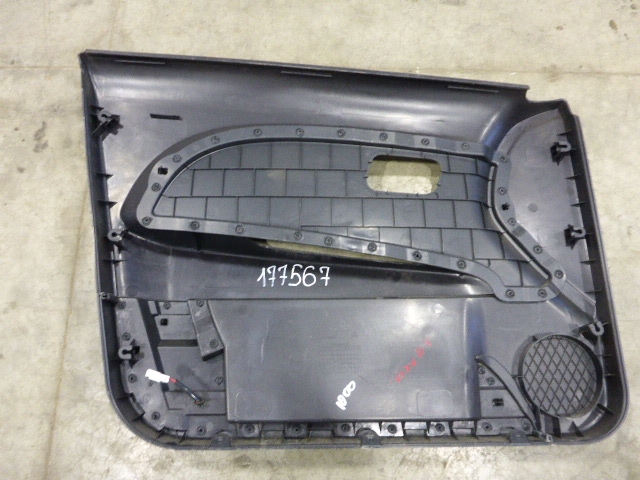 Обшивка двери передней правой