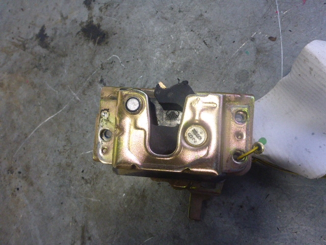 Замок двери передней правой