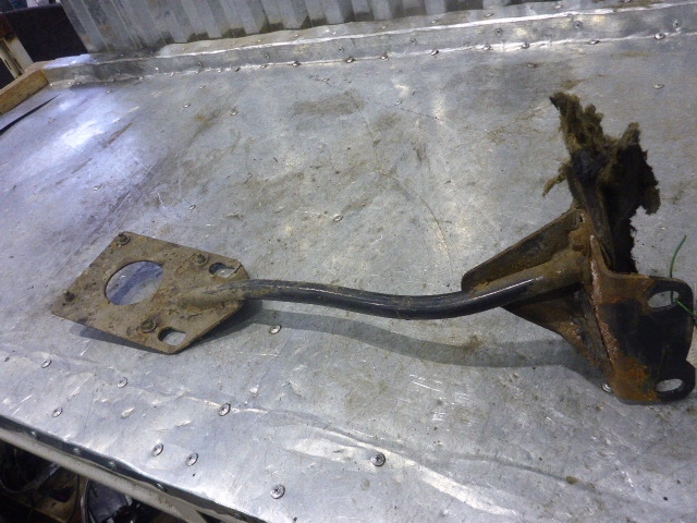 Кронштейн крепления крыла