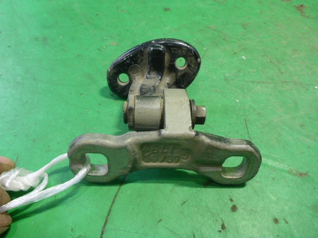 Петля двери задней левой нижняя