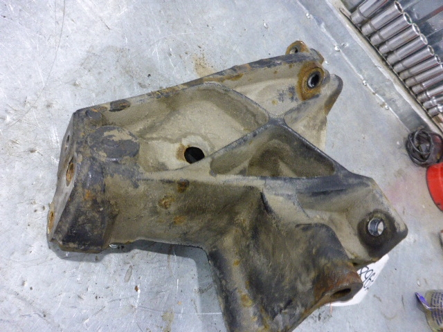 Кронштейн переднего бампера левый