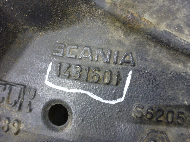 Кронштейн переднего бампера левый