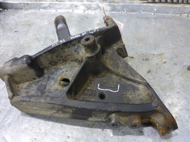 Кронштейн переднего бампера левый