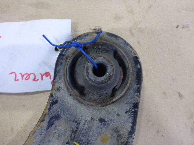 Рычаг передний правый