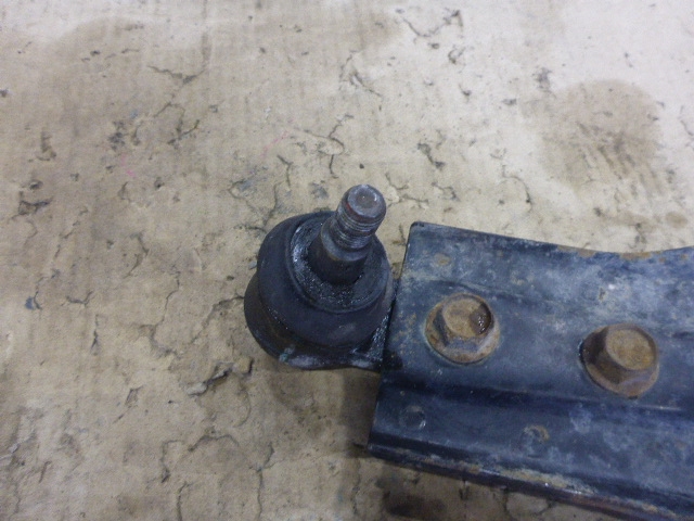 Рычаг передний правый