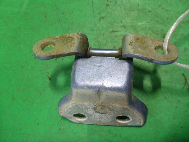 Петля двери задней левой верхняя