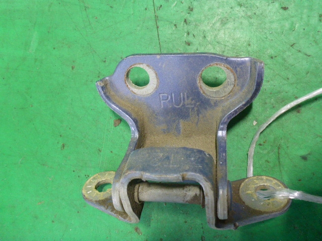 Петля двери задней левой верхняя