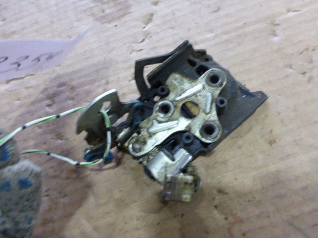 Замок двери передней левой