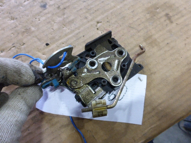 Замок двери задней левой