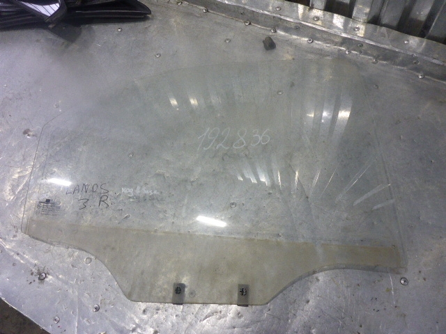 Стекло двери задней правой