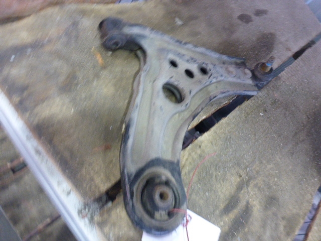 Рычаг передний правый