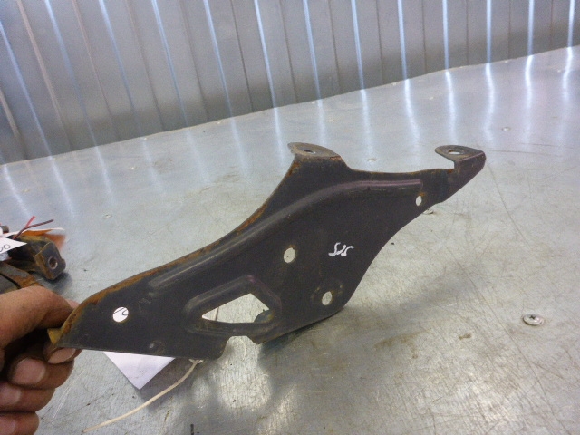 Кронштейн солнцезащитного козырька