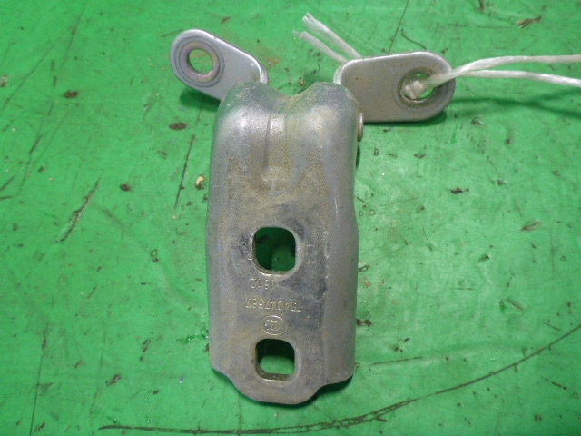 Петля двери передней правой верхняя