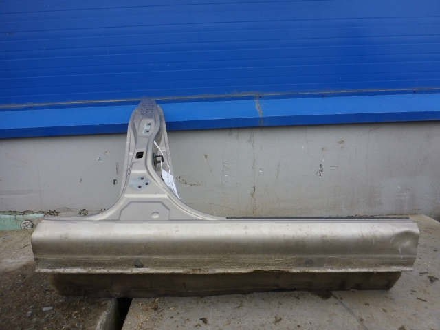 Порог со стойкой правый