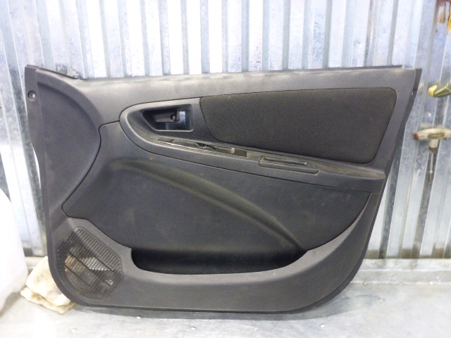 Обшивка двери передней правой