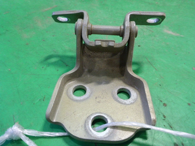 Петля двери передней левой верхняя