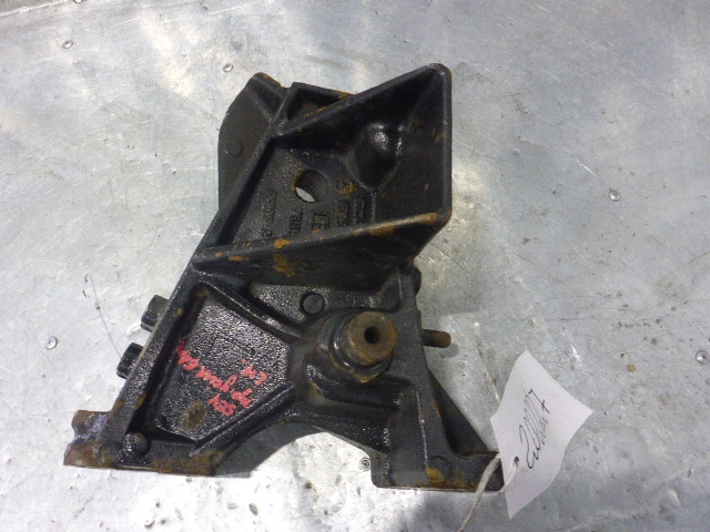 Кронштейн переднего бампера левый