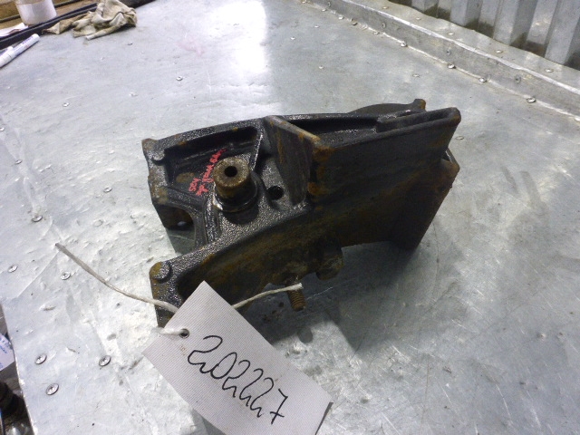 Кронштейн переднего бампера левый