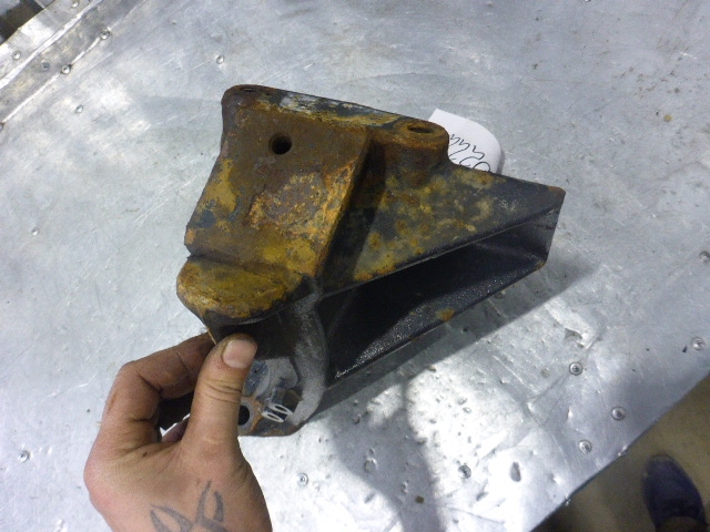 Кронштейн переднего бампера левый