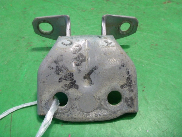 Петля двери задней левой верхняя