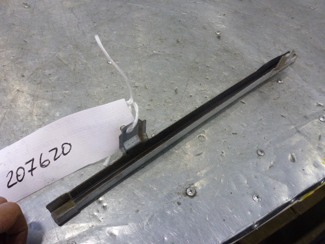 Направляющая стекла двери