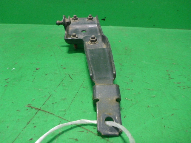 Петля капота левая