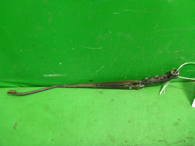 Поводок стеклоочистителя передний правый