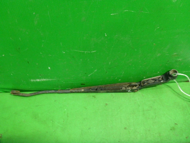 Поводок стеклоочистителя передний левый