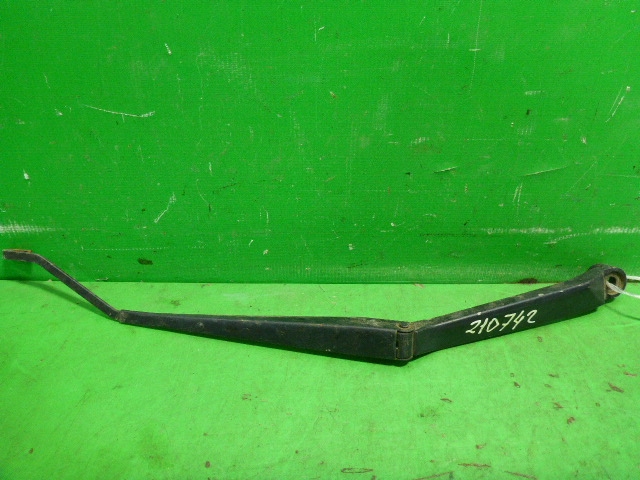 Поводок стеклоочистителя передний правый