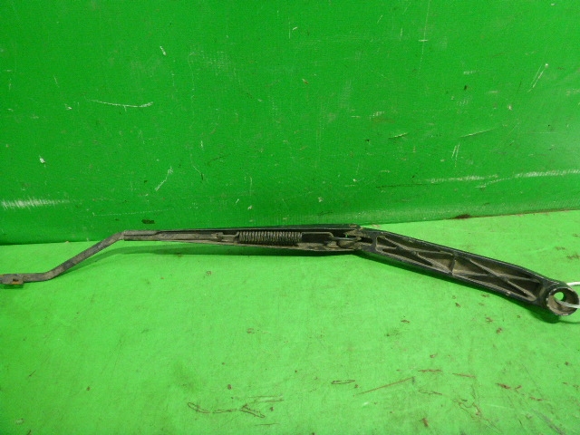 Поводок стеклоочистителя передний правый