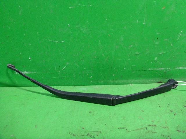 Поводок стеклоочистителя передний правый