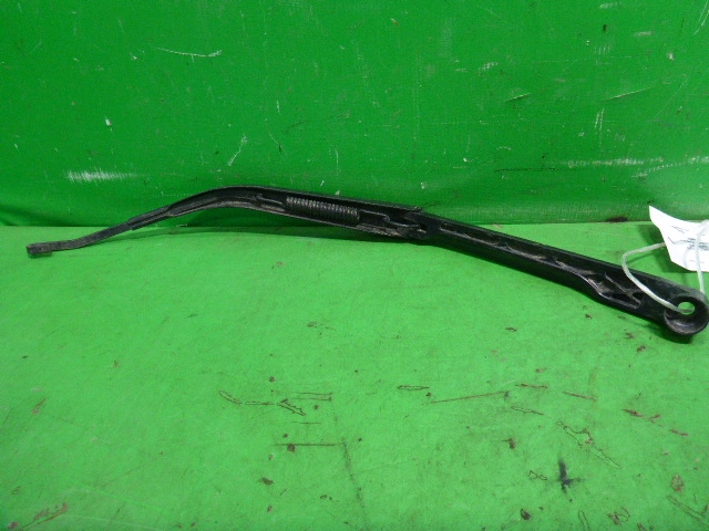 Поводок стеклоочистителя передний правый