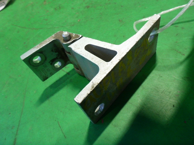 Петля двери передней левой верхняя