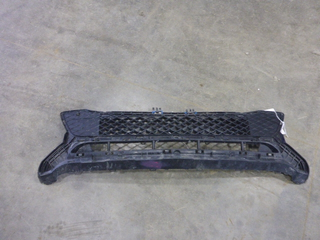 Решетка в бампер центральная