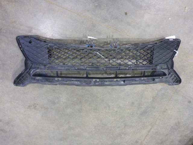 Решетка в бампер центральная