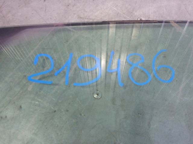 Стекло двери передней левой (форточка)