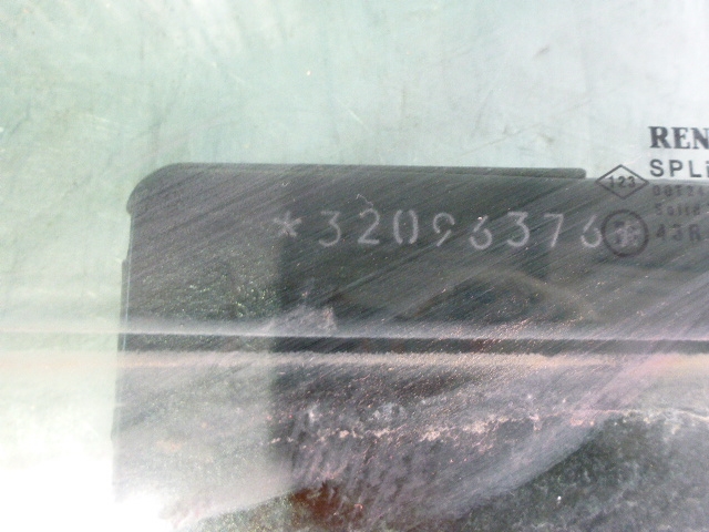 Стекло двери передней левой (форточка)