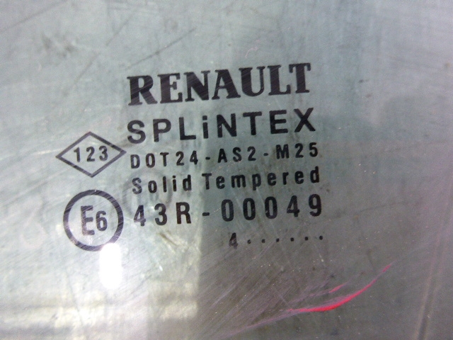 Стекло двери передней левой (форточка)