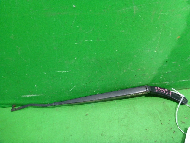 Поводок стеклоочистителя передний правый