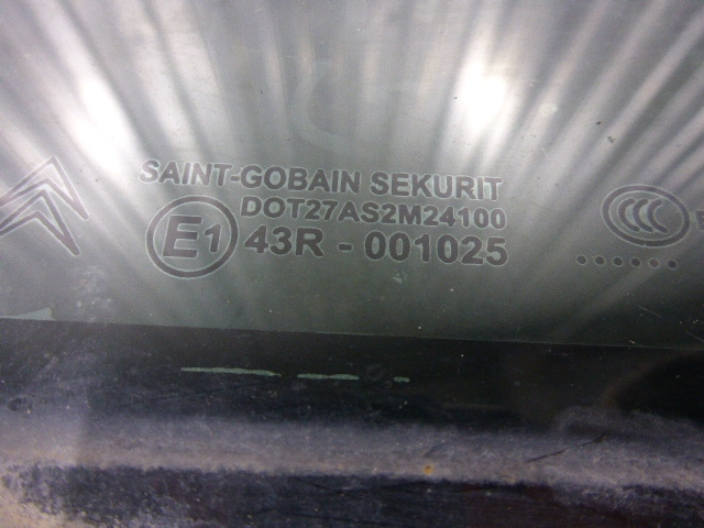 Стекло двери передней правой (форточка)