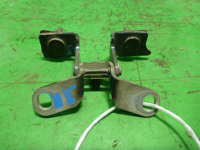 Петля двери багажника