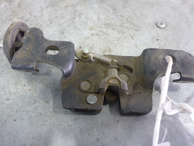 Замок спинки сиденья