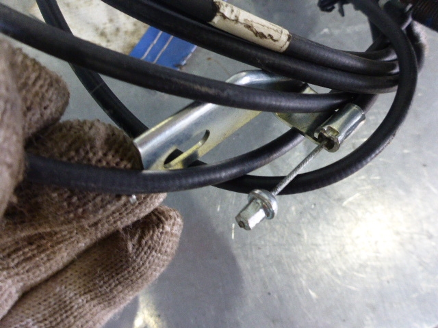 Трос открывания багажника